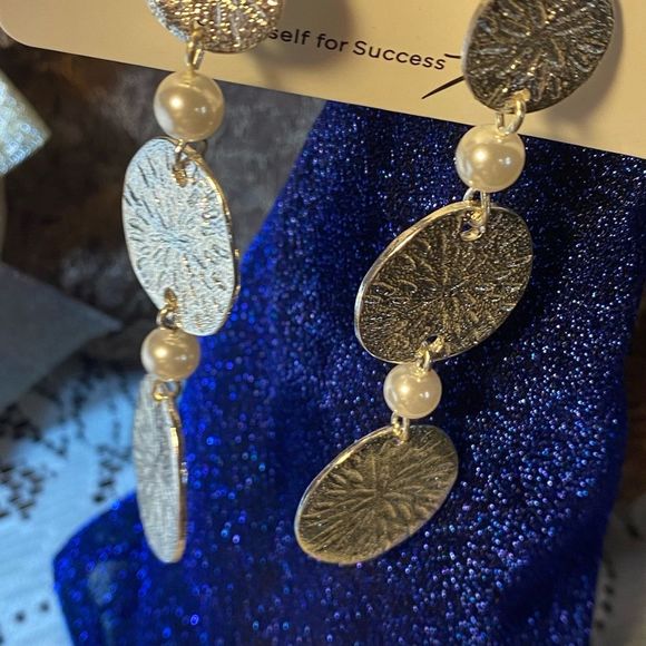 NWT BEACH PARTY WHITE SILVER POLISHED METAL MAREN EARRINGS WHITE GLASS PEARLS - Picture 5 of 10